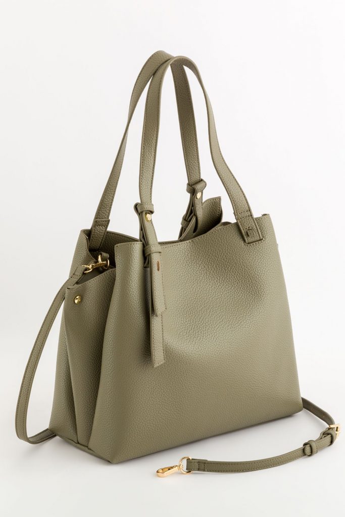 Tullia Woman Shopping