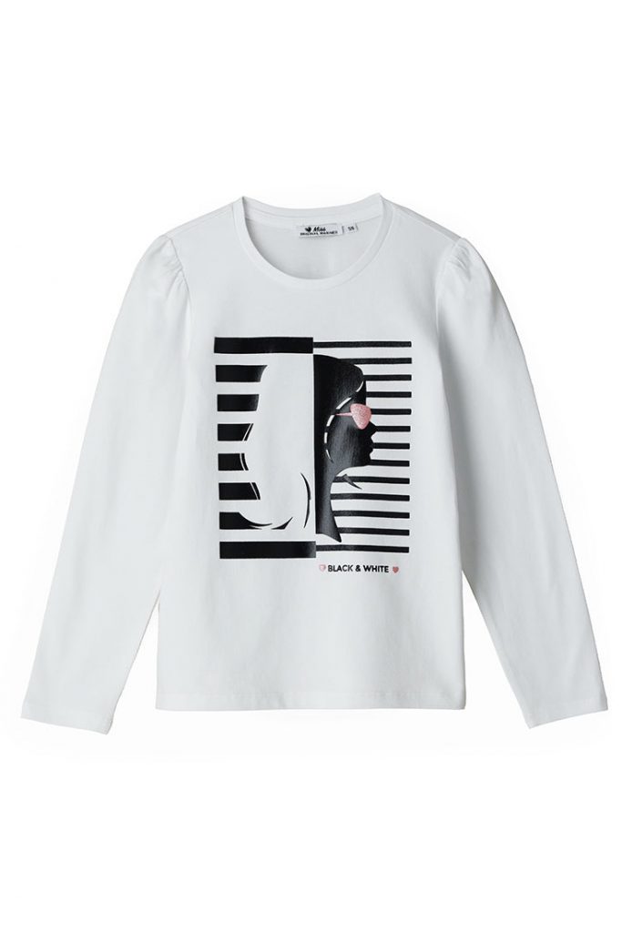 Street chic girl t-shirt with rhinestones